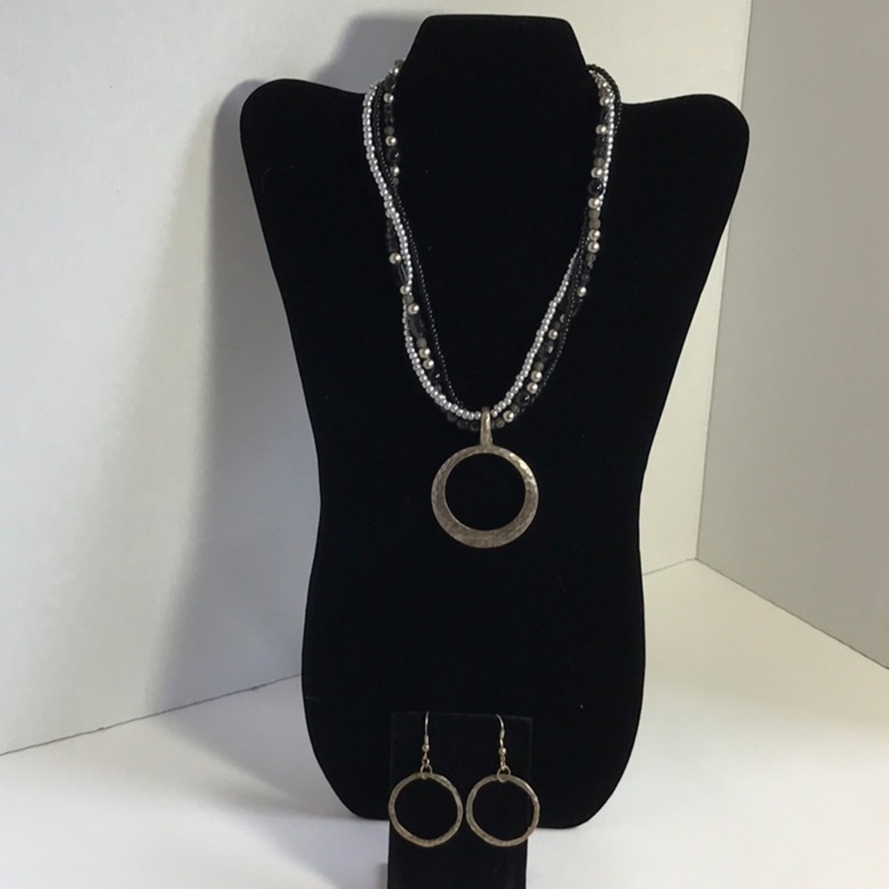 💚 3 for $20 💚  Necklace and earrings